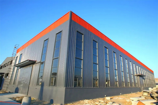Construcción de estructura de acero para taller de almacén industrial