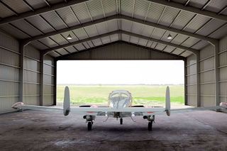 Edificio de acero para hangar de aviones con puerta de hangar